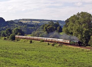 Belmond British Pullman steaming through English countryside (PULL-EXT-14) ©Paul Blowfield